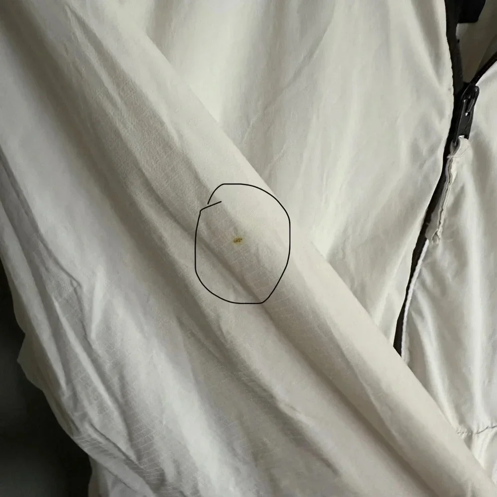 Hollister White windbreaker zip up. Small‎